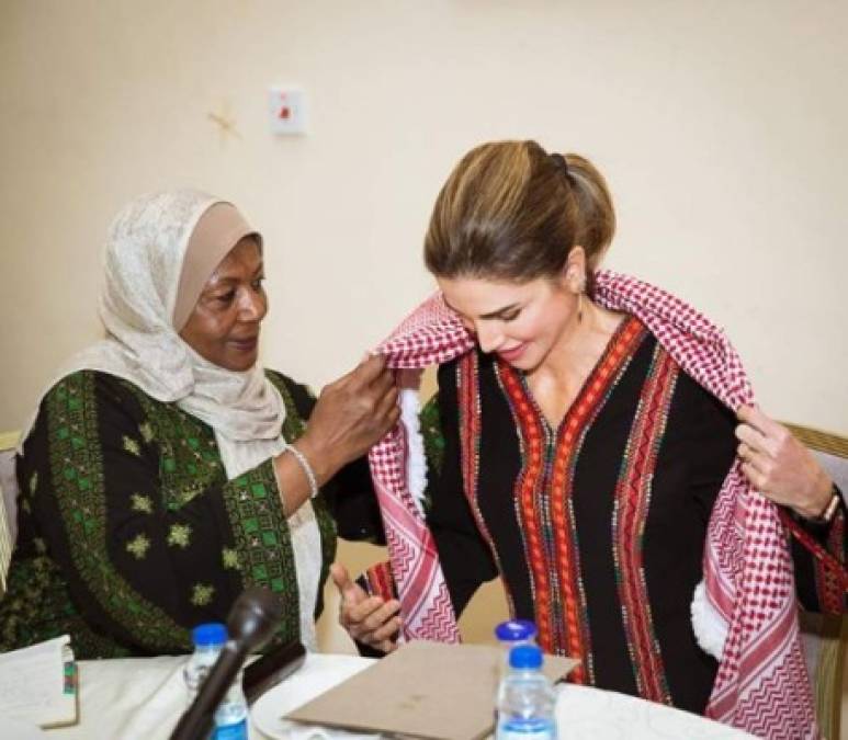 Rania desempeña una serie de actividades centrándose en los derechos de la mujer y de los niños y representa a Jordania en visitas oficiales y eventos fuera del país.