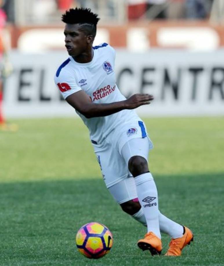 Nahún Espinoza también anunció que el panameño Luis Ovalle no seguirá en el Olimpia. “Lo más probable es que no siga, tenemos que buscar mejores opciones”, declaró el entrenador albo.