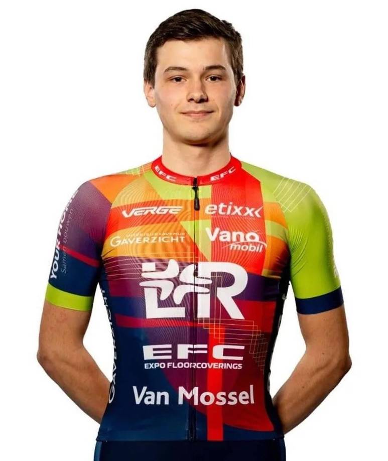 “Regresó de clase a su dormitorio porque no se sentía bien”, dijo el periódico belga “Het Nieuwsblad” citando al padre del difunto ciclista. “Pensó que estaba resfriado porque el domingo andaba en bicicleta bajo la lluvia. Cuando no mejoró, fue al médico”. El médico sospechó que se trataba de una infección parecida a la gripe.