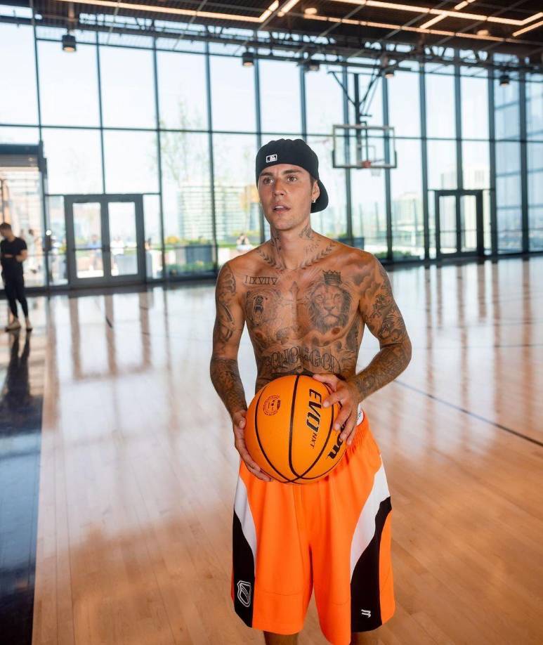 Actualmente, el canadiense se recupera de una parálisis facial que sufrió hace pocos días.