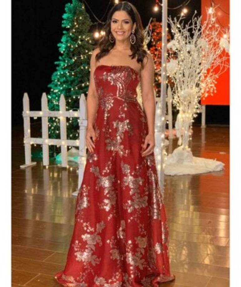 Loren Mercadal, presentadora de 'Las mañanas del 5', se mostró glamurosa y elegante posando en una decoración de Navidad.