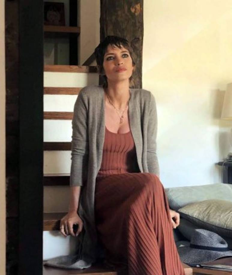 Justo después de conocer el infarto de Iker, salió a la luz que Sara tenía que enfrentarse a un tumor maligno en el ovario, operación que, por suerte, salió con éxito y en solo unos días, la periodista dejaba el hospital para reencontrarse con su familia. Y hasta lució nuevo look.