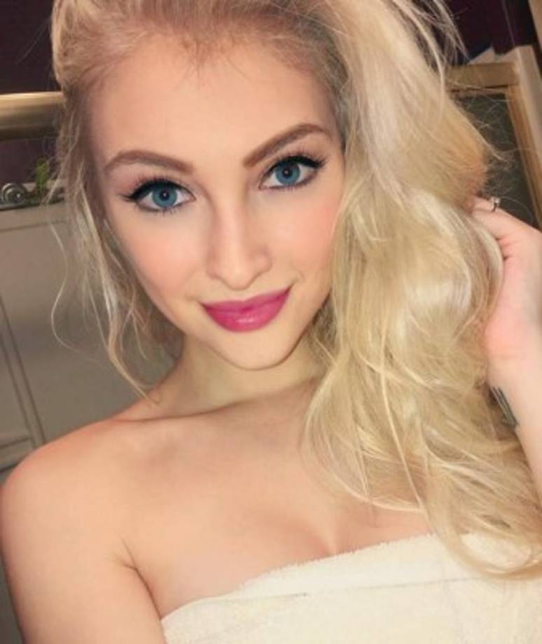 La joven tiene unos ojos azules hermosos.