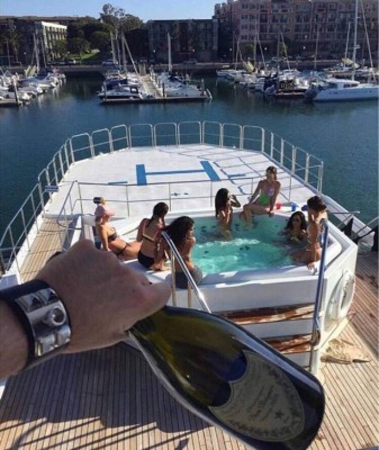 Así, mientras el número de rusos por debajo del umbral de la pobreza alcanza los 19 millones de personas; los protagonistas de 'Rich Russian Kids' se dedican a mostrar los excesos de su estilo de vida.