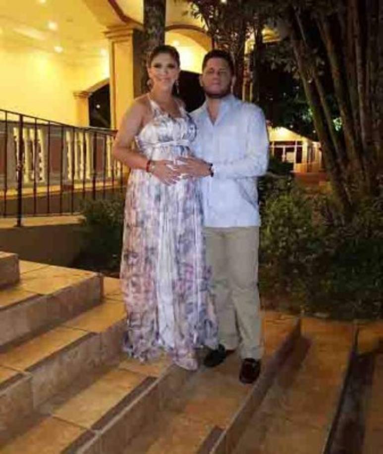 Joselin Mcfield: La periodista de La Prensa Televisión recibió el Año Nuevo con su esposo.