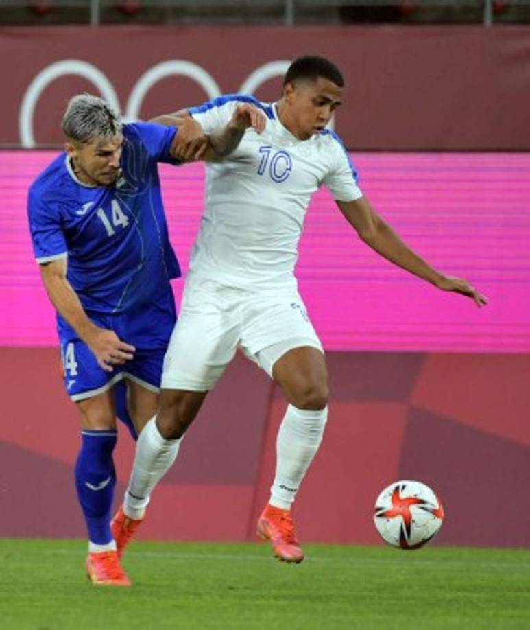 Rigoberto Rivas cubriendo la pelota ante la marca del rumano Andrei Ratiu.