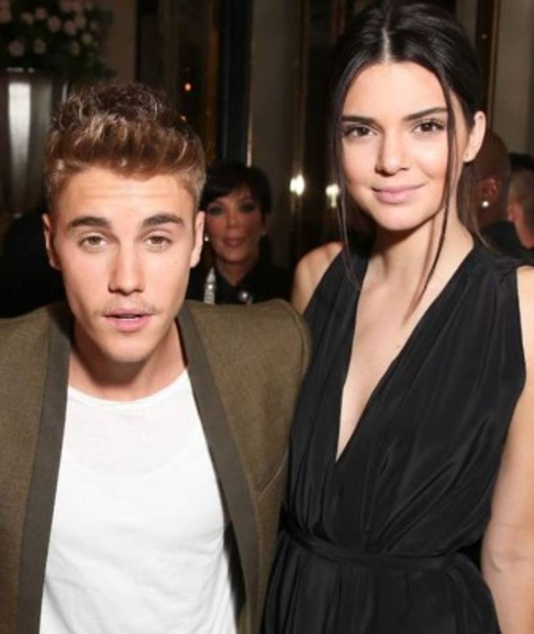 Justin Bieber<br/><br/>Nunca se ha sido confirmado, pero rumores aseguran que Kendall pudo haber sido una de las causas para que el noviazgo de Selena Gómez y Justin Bieber terminara.<br/>El cantante también ha sido vinculado con la hermana mayor de la modelo, Kourtney Kardashian.<br/>