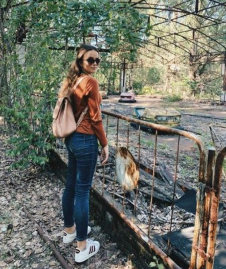 Los influencers posan a sus anchas en la ciudad abandonada de Pripyat, en la zona de exclusión ubicada a 300 metros de distancia del enorme sarcófago de acero que encierra los restos del reactor nuclear que explotó la madrugada del 26 de abril de 1986.