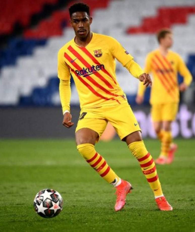 Júnior Firpo: Lateral por la banda izquierda que no ha podido destacar en el Barcelona y por lo tanto aparece en la lista de los que sería vendido. Foto AFP.