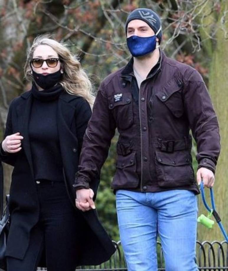 Pero a juzgar por las imágenes, en las que se les ve tomados de las manos, la guapa chica le habría robado el corazón al protagonista de “The Witcher”.