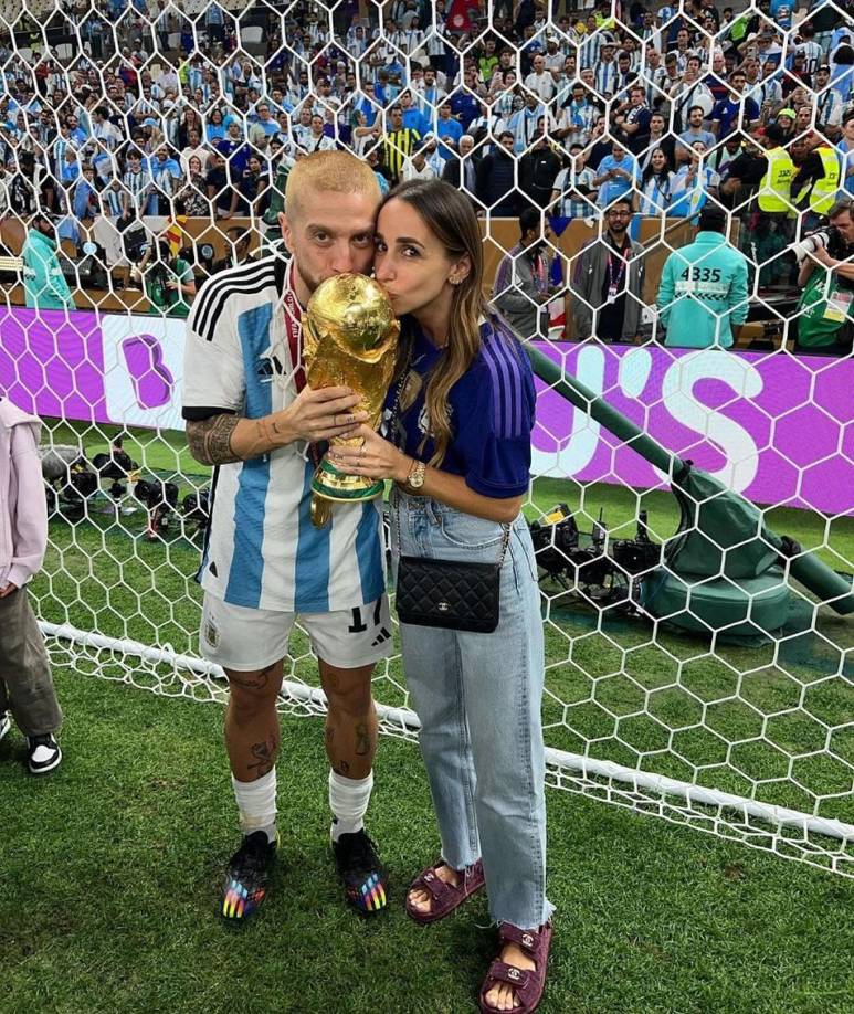 Linda Raff y Alejandro ‘Papu‘ Gómez besando el trofeo de la Copa del Mundo.