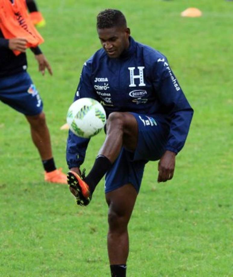 BRAYAN BECKELES: Se ha ganado la confianza de Jorge Luis Pinto y seguirá en el lateral derecho ante México.