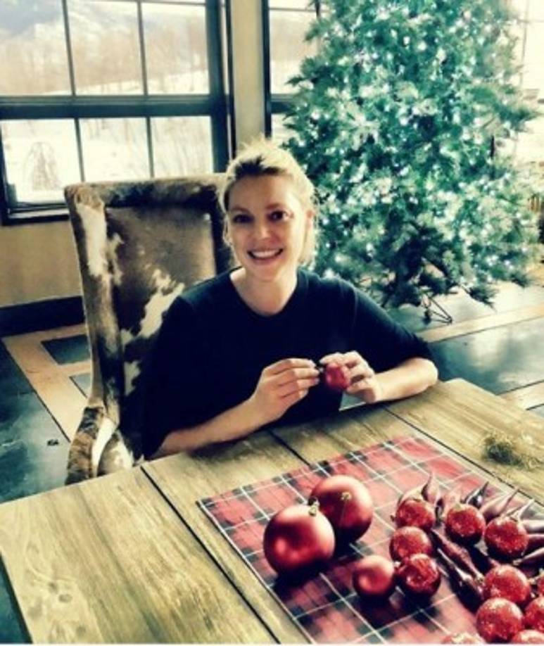 Muy feliz luce en su Navidad Katherine Heigl.