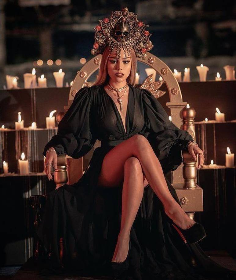 El mundo de la moda y la industria musical están estrechamente relacionados, ya los artistas actualmente son los que marcan tendencia y moda. y la artista Danna Paola, a nivel mundial es una de las influyentes.