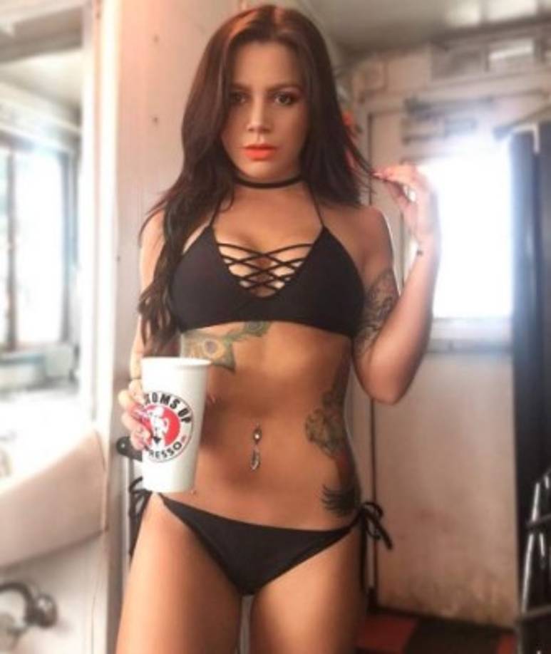 Los amantes del café en California buscan que ella les sirva una dosis de cafeína.