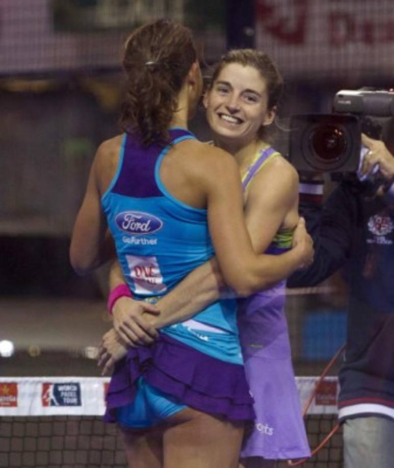 PÁDEL. ¡Ops! Las jugadoras Marta Marrero (izquierda) y Alejandra Salazar se abrazan tras ganar el partido de la final femenina del Campeonato del Mundo de Pádel. Foto: EFE/Javier Cebollada