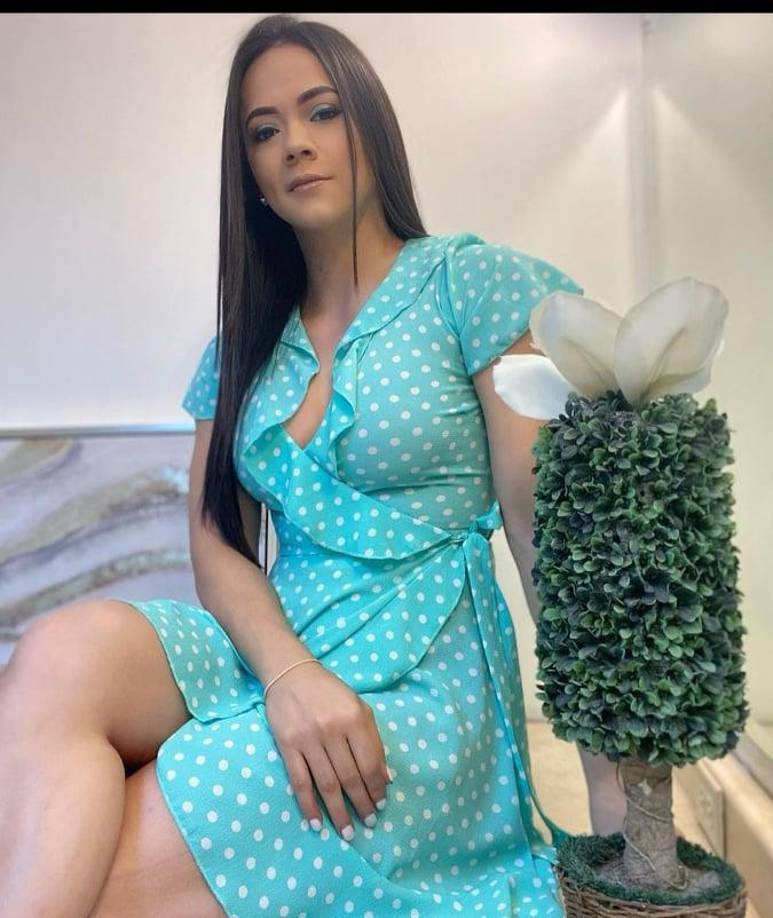 Isabel Zambrano fue contundente a la hora de explicar la razón por la que no sube fotografías con Diego Vázquez: “Guardo mucho eso porque en mi trabajo quiero que la gente me conozca por lo que yo hago y no por ser la novia de X o Y persona, siempre me he enfocado en que quiero que la gente me conozca por Isabel Zambrano la que trabaja en deportes, la periodista deportiva, la presentadora y no por otros temas, por eso no me gusta mucho hablar de mi vida, pero no es porque no lo quiera o porque me de pena o que no lo quiera decir”, señaló.