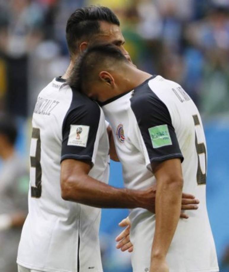 Jugadores de Costa Rica salieron llorando tras perder ante Brasil.