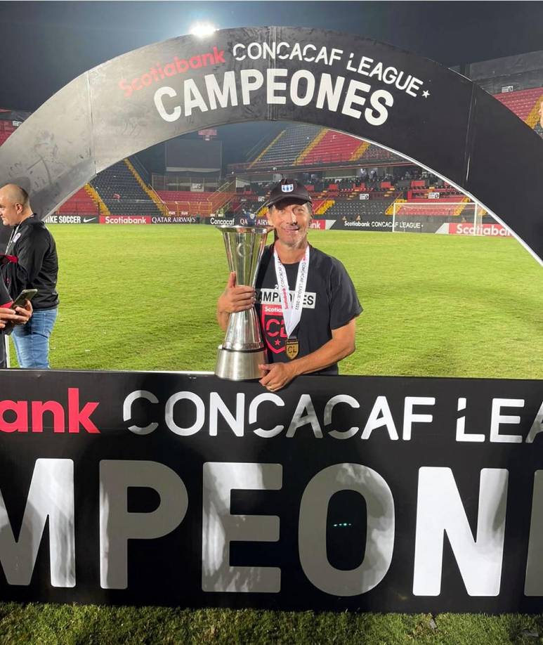 Pedro Troglio posó con su primer trofeo internacional dirigiendo al Olimpia.