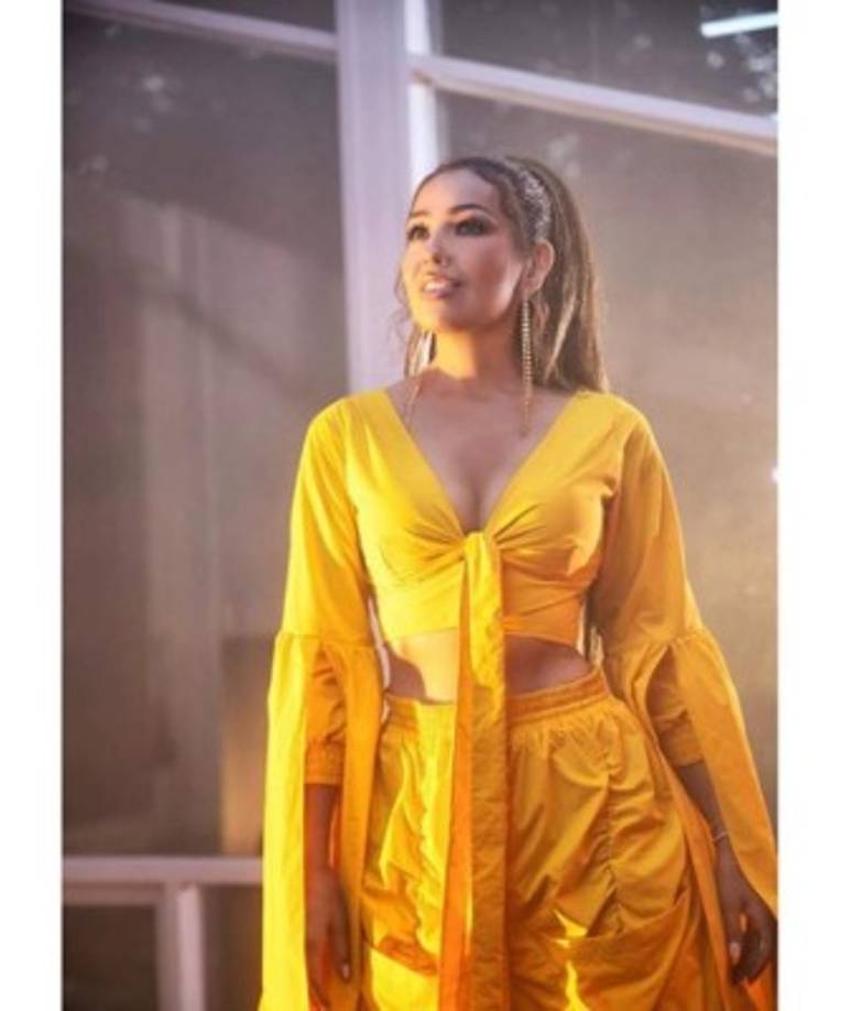 Así es como luce Thalía actualmente y esta es la polémica foto en que muchos aseguran que se parece a Danna Paola. La imagen ya tienen más de 80 mil reacciones y ella aún no se pronuncia al respecto. <br/>