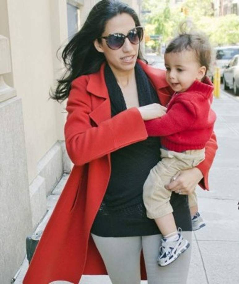 No obstante, Huma Abedin creyó en él y se mantuvo a su lado en todas sus caídas hasta agosto de este año, cuando el diario The New York Post publicó en portada una imagen de Weiner en ropa interior sobre una cama y en la que aparece un niño, supuestamente Jordan, el hijo de la pareja nacido en 2011.