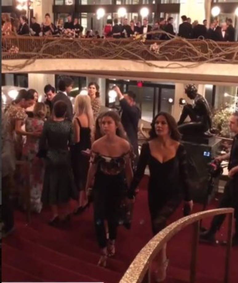 Madre e hija acudieron anoche al desfile de Alta Moda de Dolce & Gabbana en Nueva York, y no podían pasar desapercibidas.