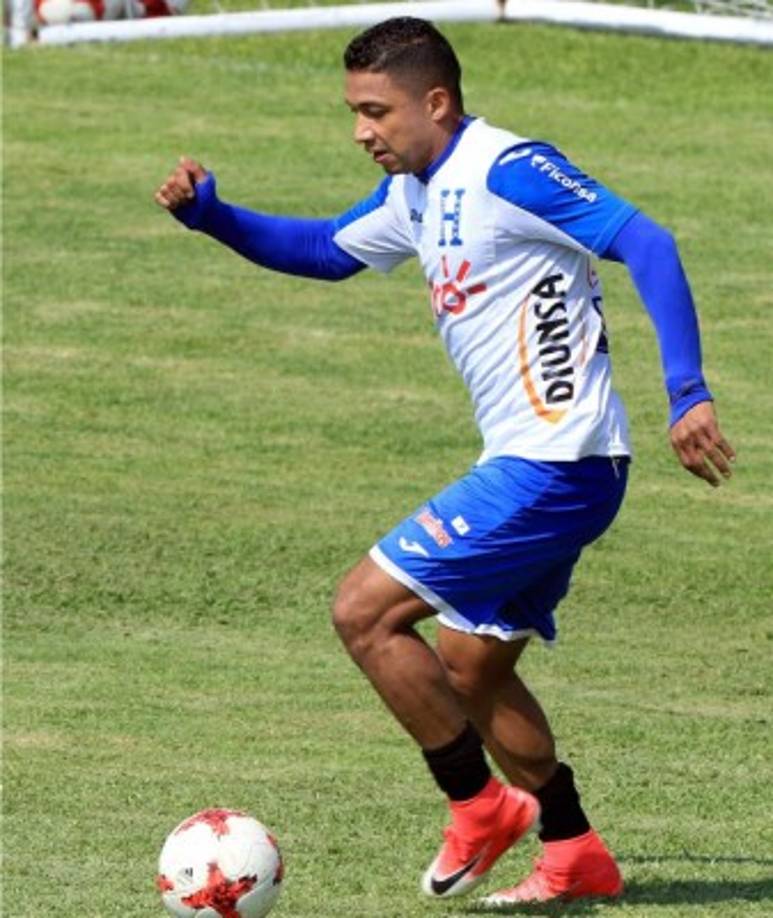 En el lateral izquierdo estará el experimentado Emilio Izaguirre.