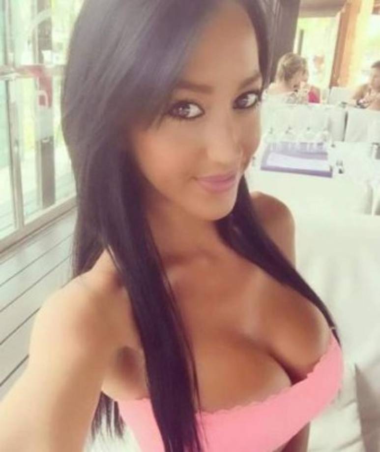 @aurahruiz es su cuenta de twitter para que podamos disfrutar de sus fotos.