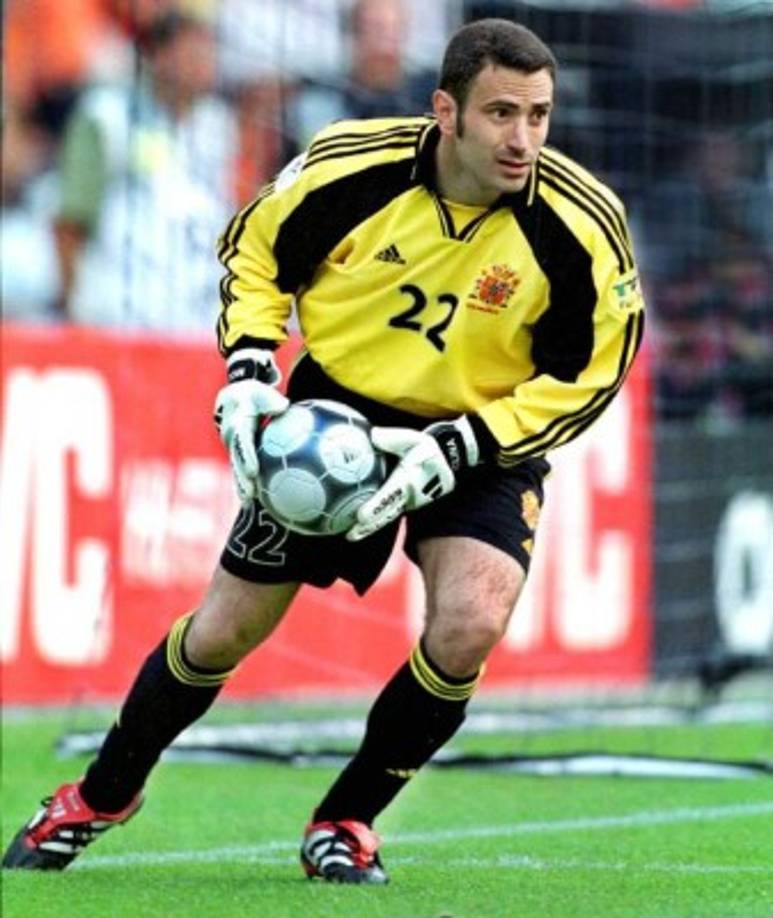 El español José Francisco Molina, ex arquero de Deportivo La Coruña, padeció de cáncer testicular en el 2002.