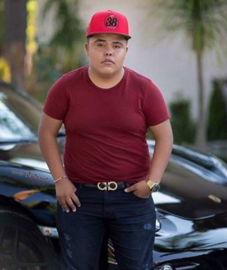 Apenas unas horas antes del ataque a tiros, Lagunas realizó una transmisión a través de su página de Facebook desde el departamento de unos amigos en Guadalajara, capital de Jalisco, donde se le ve con la misma ropa que lleva en una foto tomada tras su muerte.