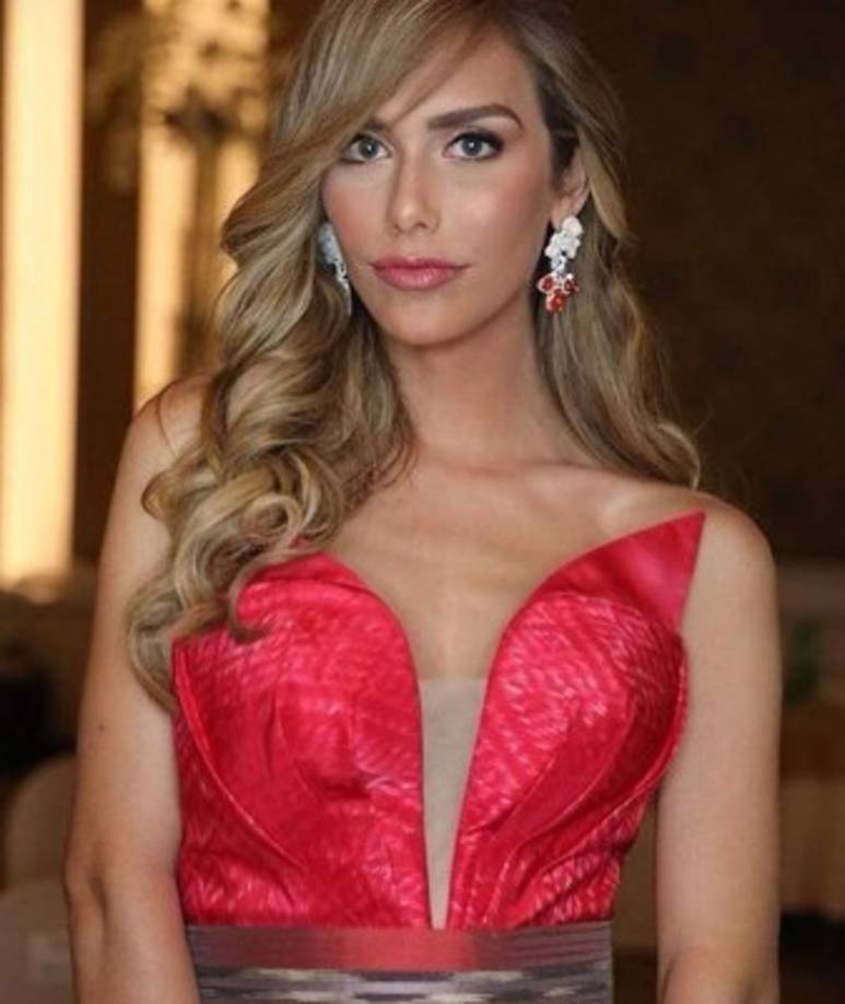 Ponce también genero comentarios cuando videos de ella en traje de baño se difundieran en las redes.