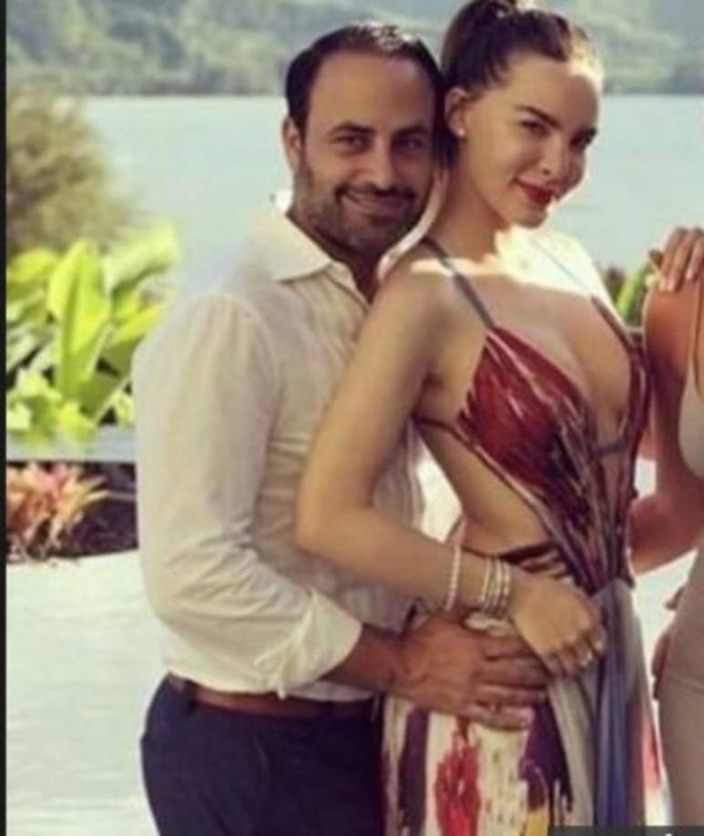 La pareja no se ha pronunciado respecto a los rumores de la relación, sin embargo, los fans de la mexicana aseguran que fue el médico que subió las fotos de ambos a su Instagram Stories.