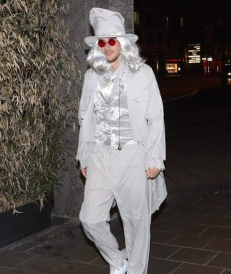 Otro de los jugadores del Bayern que se disfrazó fue Leon Goretzka. El alemán llegó disfrazado de una forma muy particular con un traje de color blanco, que incluyó corbata, chaleco, sombrero, una peluca, además unos lentes rojos.