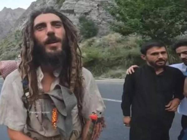 Sorpresa y revuelo ha provocado en las últimas horas el ver a un exdeportista caminar descalzo para “unirse al Alá”.