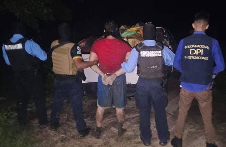 Persona detenida durante el operativo de incautación de 1,300 kilogramos de cocaína en Jutiapa, Atlántida (Honduras).