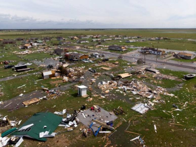 Laura dejó al menos cuatro víctimas mortales, daños estructurales a edificaciones e incendios en viviendas y en una planta petroquímica de Luisiana y Texas.