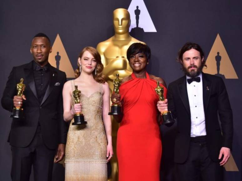 Los mejores actores de Reparto, Mahershala Ali, y Viola Davis junto a los mejores actores Emma Stone y Casey Affleck posaron con su premio en el teatro Dolby de Los Angeles.