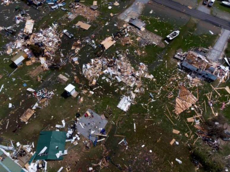 El huracán Laura se degradó a tormenta tropical tras tocar tierra en Cameron, Luisiana, la madrugada de este jueves como un potente huracán de categoría 4 con vientos de más de 130 millas por hora dejando una estela de devastación en la zona.