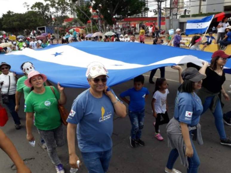 Niños, jóvenes y adultos en Honduras salieron a las calles a celebrar el Día Nacional de la Biblia.