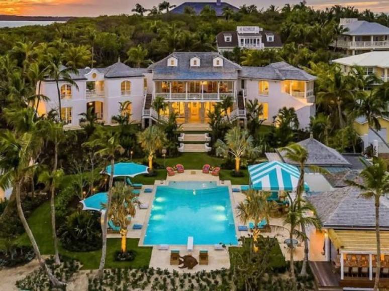 Según TMZ, Kylie se hospedó en Villa Rosalita, un lujoso enclave en las playas de arena rosada de Harbour Island.