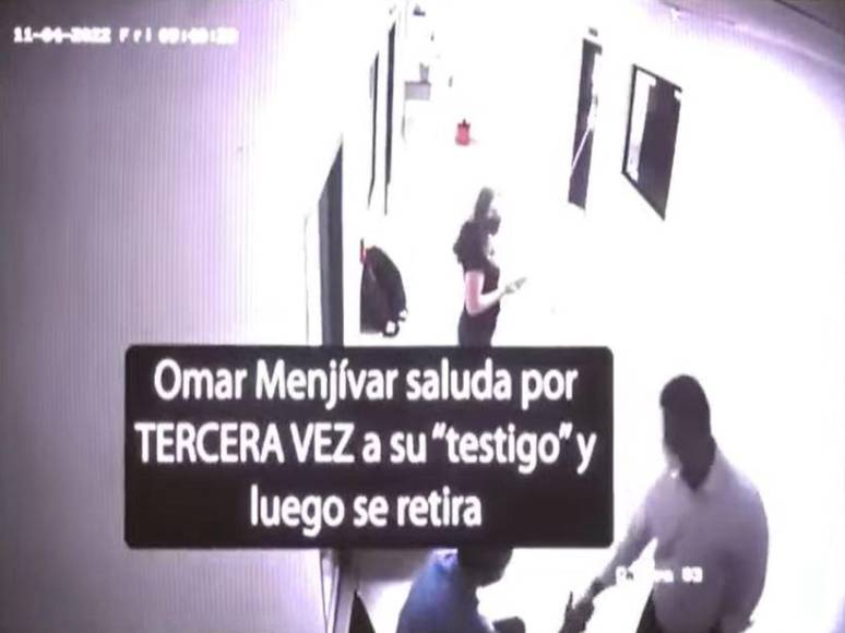 En el vídeo expuesto por Roberto Contreras se observa al vicealcalde Omar Menjívar en los pasillos de los tribunales.