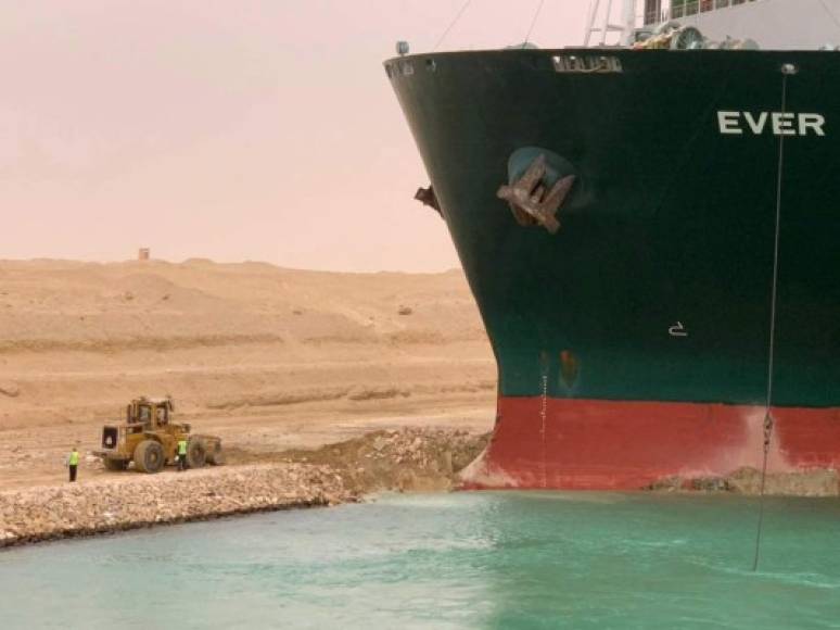 La nave 'se ladeó en el kilómetro 151 del canal mientras lo cruzaba desde el sur procedente de China camino a Rotterdam', indicó en un comunicado el presidente de la Autoridad del Canal de Suez, el almirante Osama Rabie, que aseguró que las unidades de rescate estaban trabajando para desatascar al embarcación.