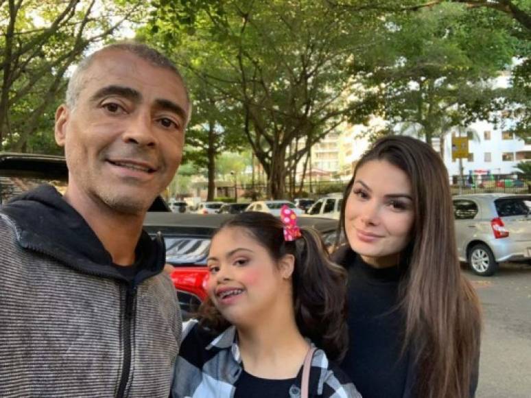 La relación de Romario y Ana saltó a los medios de su país a principios de mayo de 2019 después de que fueran captados juntos en una playa de Barra da Tijuca, en Río de Janeiro.