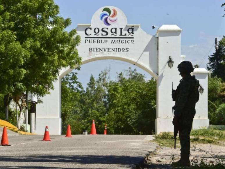Cientos de desplazados en los operativos de búsqueda del 'Chapo' huyeron al pueblo de Cosalá, en Sinaloa.