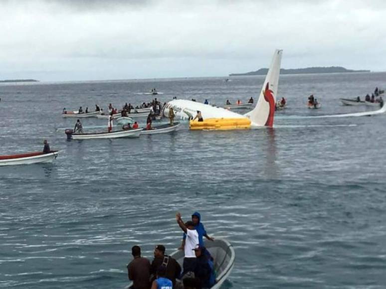 Un avión de la compañía papuana Air Niugini cayó en una laguna costera de una isla de Micronesia (Pacífico Sur) tras saltarse la pista durante el aterrizaje, sin dejar víctimas.