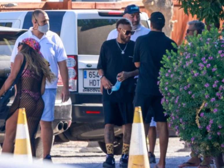Neymar Jr tomó un avión para plantarse en Ibiza y dar rienda suelta en una villa alquilada a lo que mejor sabe hacer además de jugar al fútbol: divertirse.