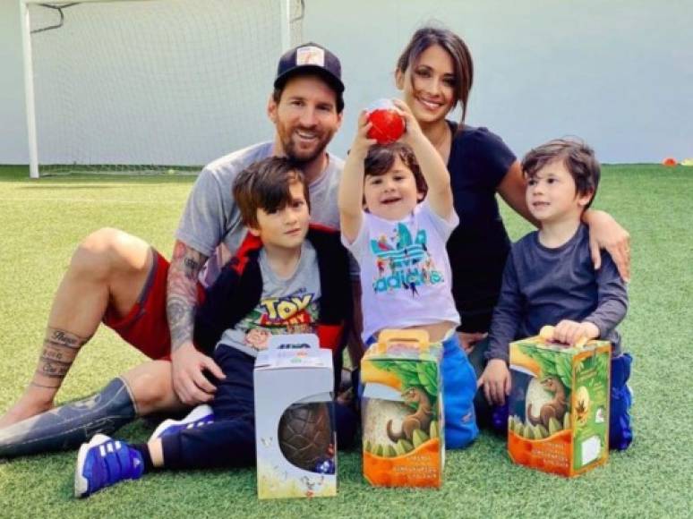 Leo Messi y Antonela Roccuzzo prepararon un día de Pascua muy diferente para sus pequeños, pues en lugar de los tradicionales huevos decorados, sus hijos: Ciro, Thiago y Mateo, recibieron unos huevos de dinosaurio.
