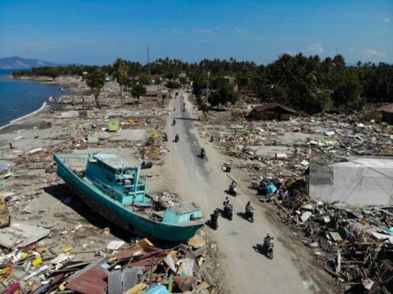 El sismo de magnitud 7.5 que sacudió la isla de Célebes, el viernes pasado, y la posterior ola de 1.5 metros que rompió contra la costa, dejaron en Palu (costa occidental) coches destrozados, edificios en ruinas, árboles arrancados y postes eléctricos caídos.