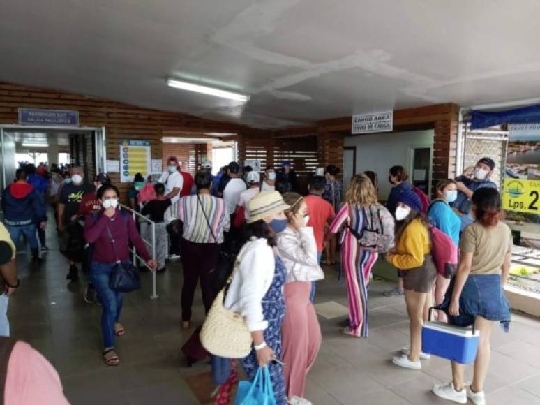 El ferry Galaxy Wave suspendió sus rutas en las últimas horas, sin embargo, las reactivó este día. Es el transporte de miles de hondureños que viajan entre Roatán, Utila y La Ceiba. Turistas esperan lograr retornar a casa a sus labores habituales antes del lunes.