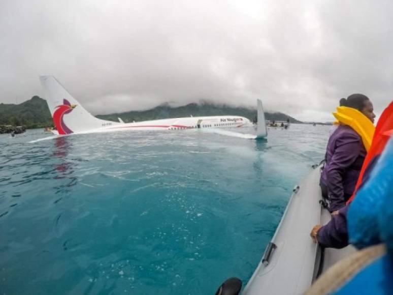 Air Niugini, la compañía de bandera de Papúa Nueva Guinea, confirmó que todos las personas a bordo fueron evacuadas de manera segura.